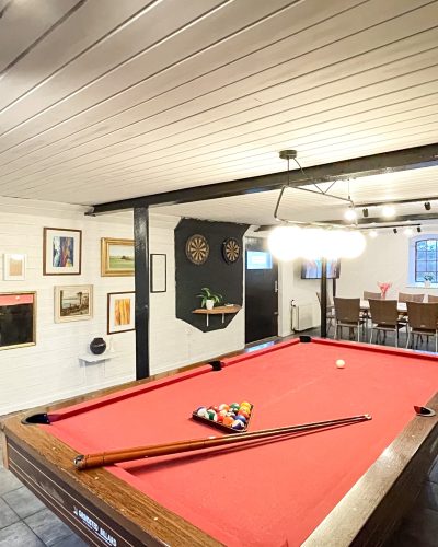 ChatGPT sagde:
ChatGPT
Billiardbordet hos BB Esbjerg Guldager er et centralt element i fællesområdet, designet til både hygge og underholdning. Det elegante bord har en klassisk rødt filtdug og er udført i materialer af høj kvalitet, hvilket giver det et luksuriøst og professionelt udtryk. Billiardbordet er placeret i et rummeligt område, der giver god plads til at spille og bevæge sig frit omkring.

Med dets stilfulde udseende og solide konstruktion passer bordet perfekt ind i den moderne og hyggelige atmosfære hos BB Esbjerg Guldager. Det er et populært samlingspunkt, hvor beboerne kan nyde en venskabelig kamp eller lære nye at kende i afslappede omgivelser.